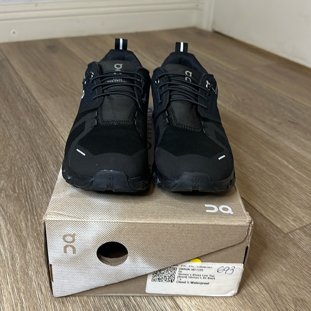NIB Black ON Cloud 5 Waterproof - Sz 7.5